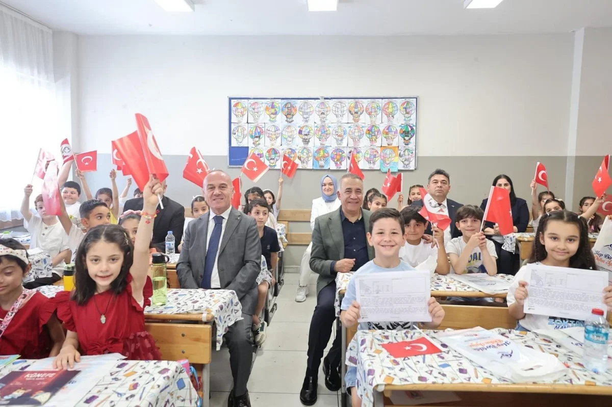 Sultangazi'de öğrencilerin karne heyecanına Başkan Dursun katıldı