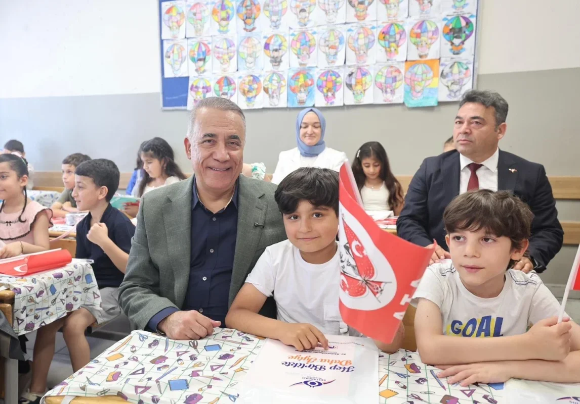 Sultangazi'de öğrencilerin karne heyecanına Başkan Dursun katıldı