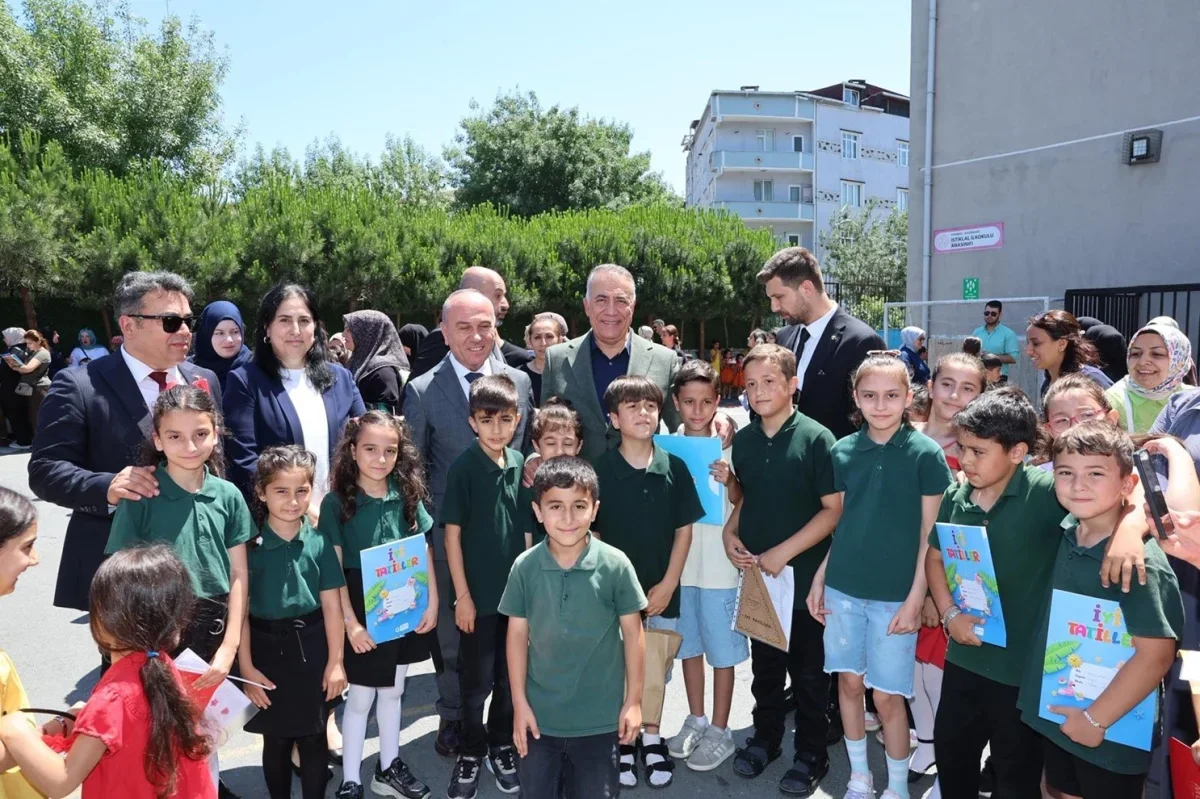 Sultangazi'de öğrencilerin karne heyecanına Başkan Dursun katıldı