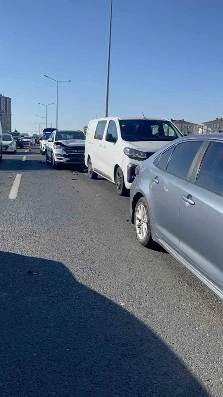Çorlu'da iki ayrı noktada 8 araçlı zincirleme kaza: 3 yaralı