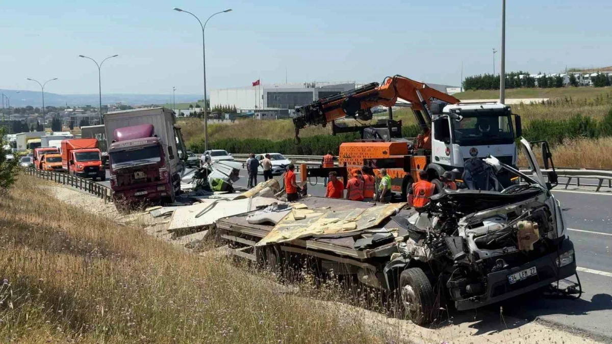 Büyükçekmece TEM Otoyolu'nda 4 araçlı zincirleme kaza: 1 yaralı