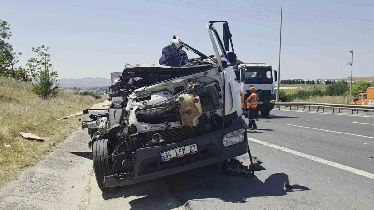 Büyükçekmece TEM Otoyolu'nda 4 araçlı zincirleme kaza: 1 yaralı