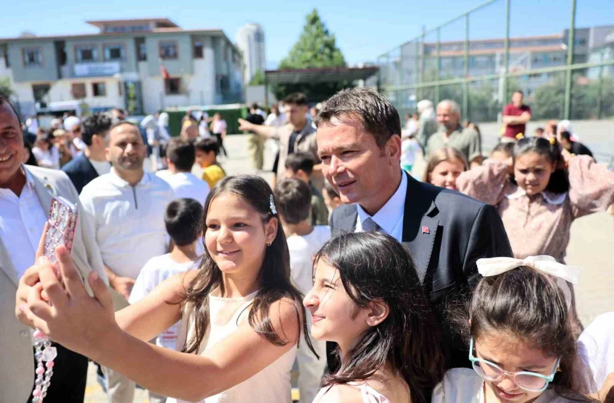 Erkan Aydın öğrencilere karne dağıttı, yaz tatili başladı