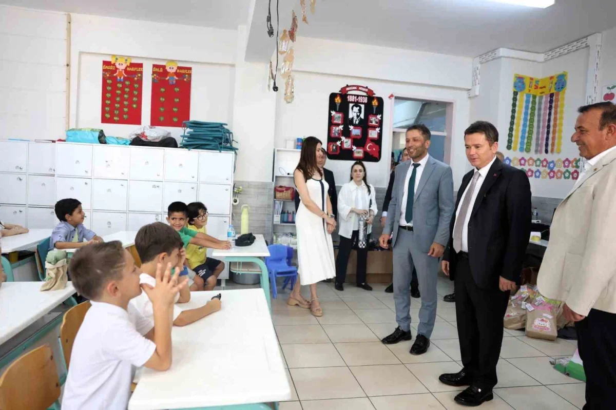 Erkan Aydın öğrencilere karne dağıttı, yaz tatili başladı