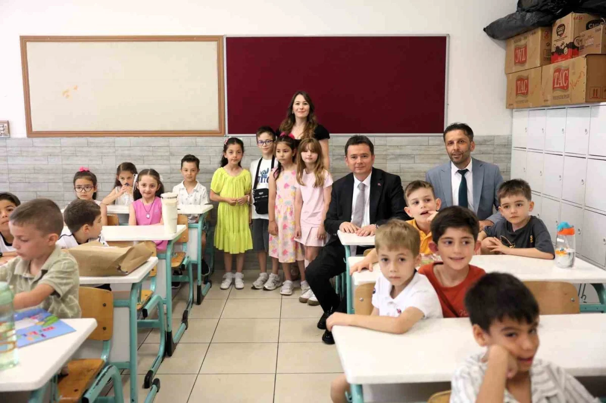 Erkan Aydın öğrencilere karne dağıttı, yaz tatili başladı