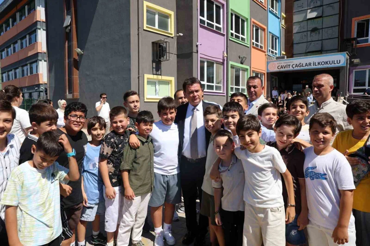 Erkan Aydın öğrencilere karne dağıttı, yaz tatili başladı