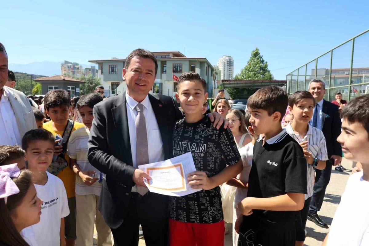 Erkan Aydın öğrencilere karne dağıttı, yaz tatili başladı