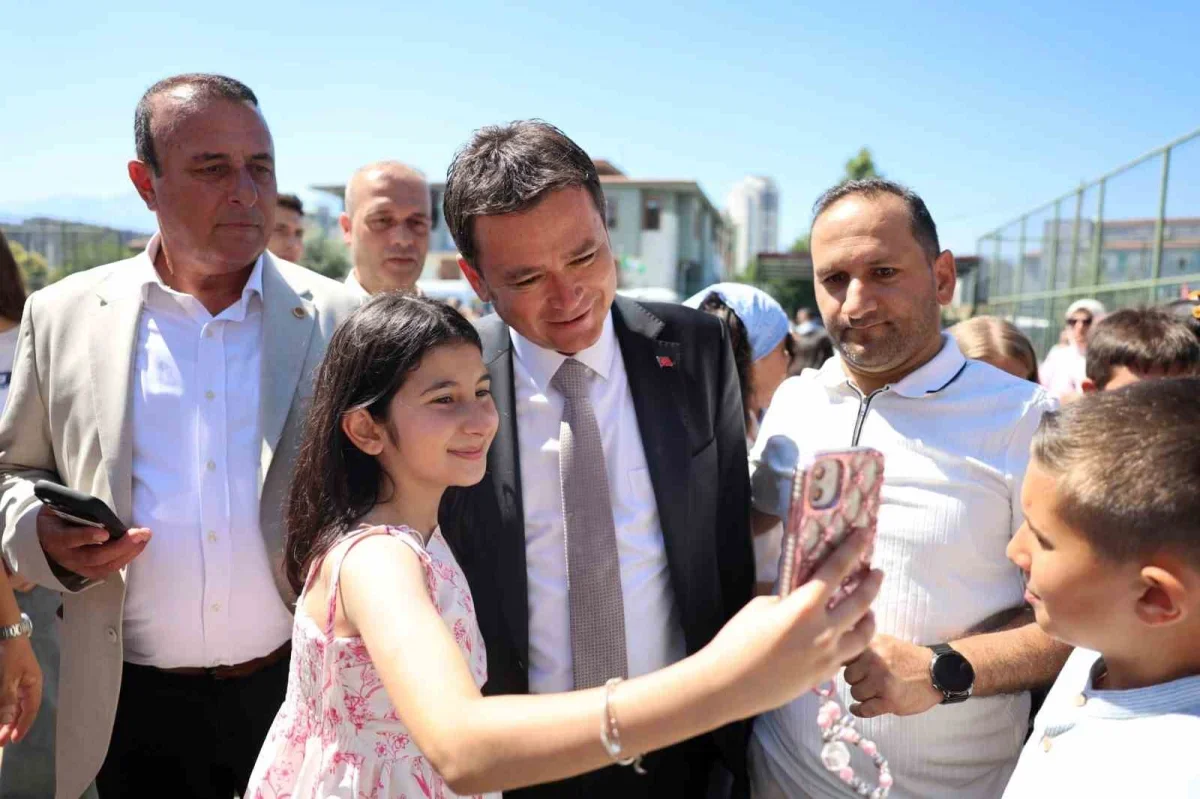 Erkan Aydın öğrencilere karne dağıttı, yaz tatili başladı