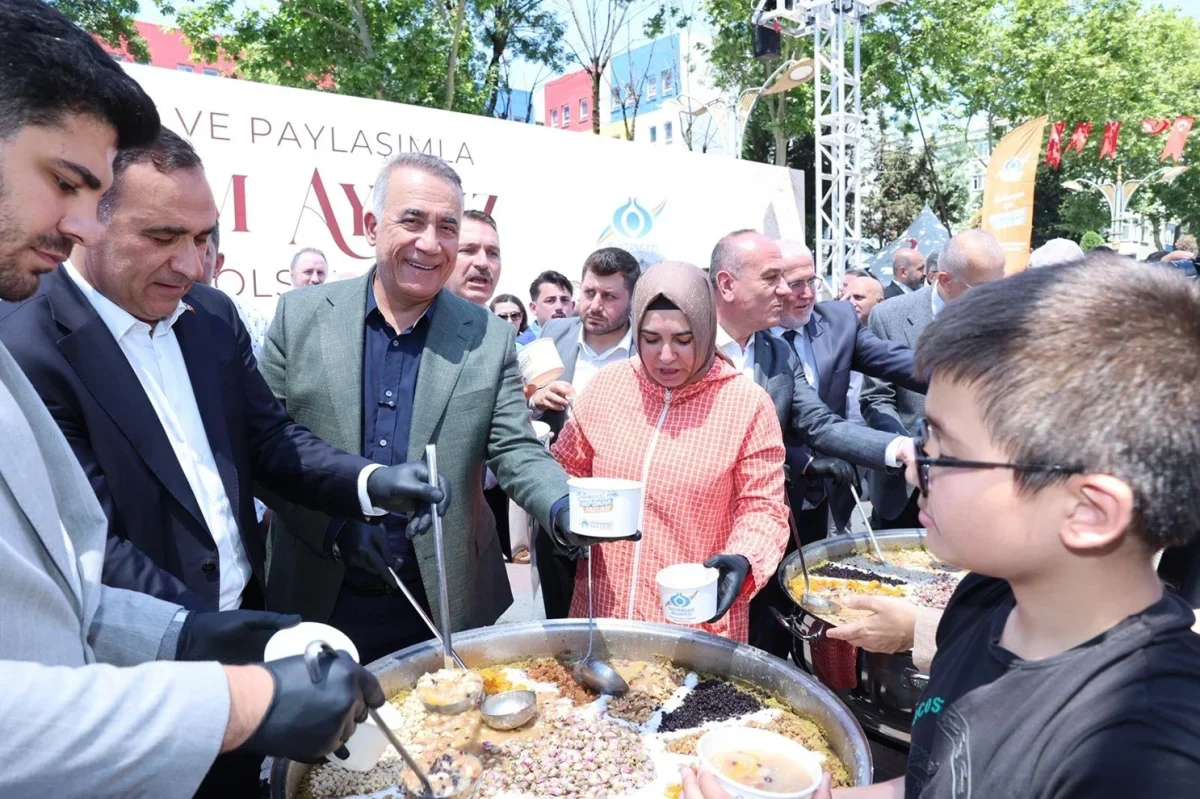 Sultangazi'de Muharrem ayı aşure dağıtımı yoğun ilgi gördü