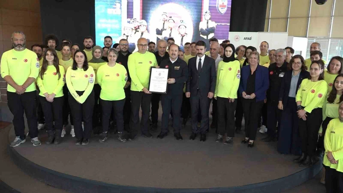 AFAD gönüllüleri Bursa'da akreditasyon armalarını aldı
