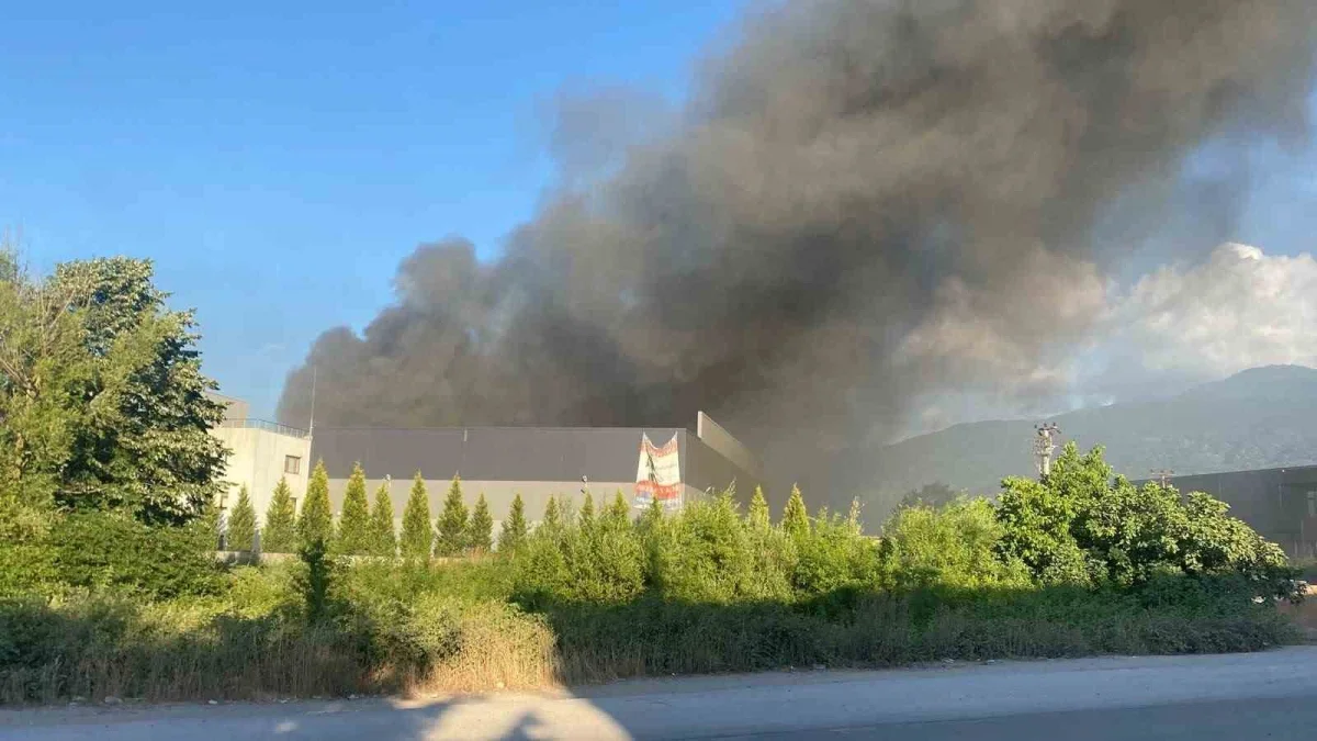 Kocaeli Kartepe'de makine parçası üreten fabrikada yangın