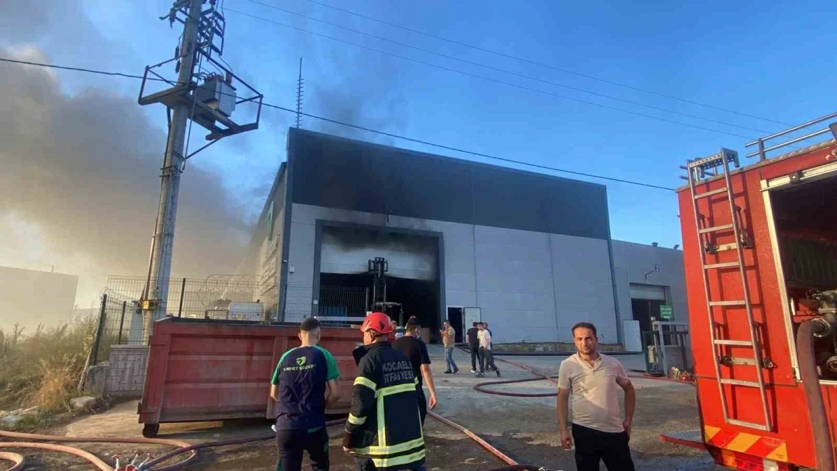 Kocaeli Kartepe'de makine parçası üreten fabrikada yangın