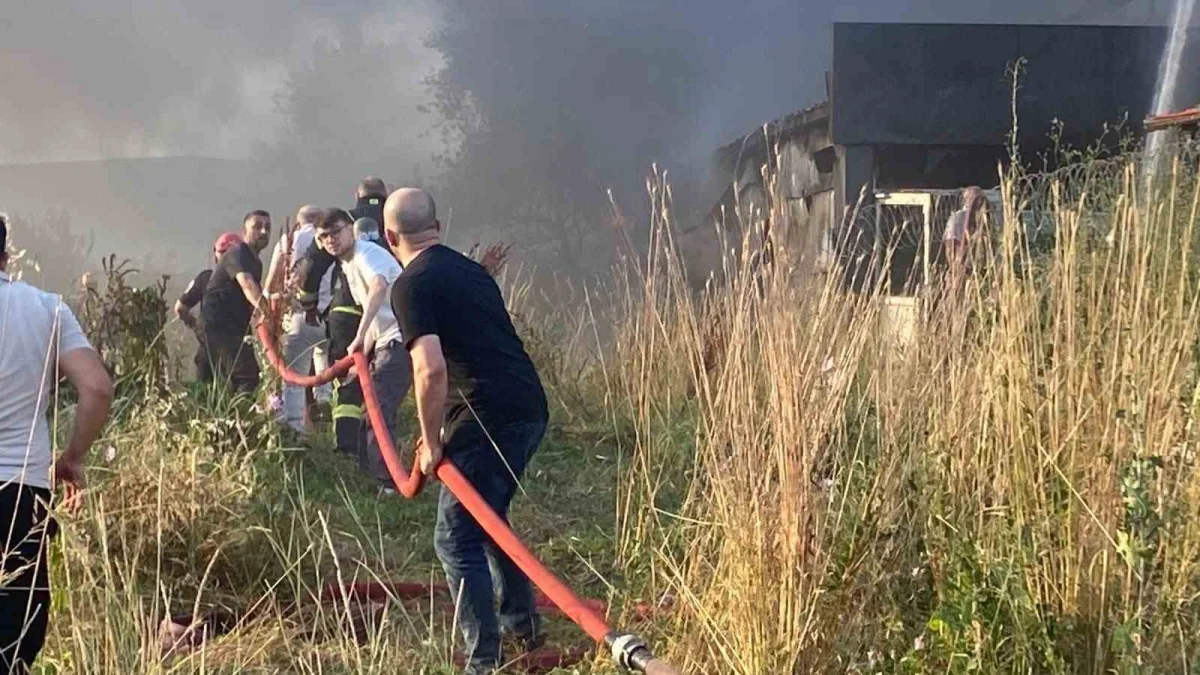 Kocaeli Kartepe'de makine parçası üreten fabrikada yangın