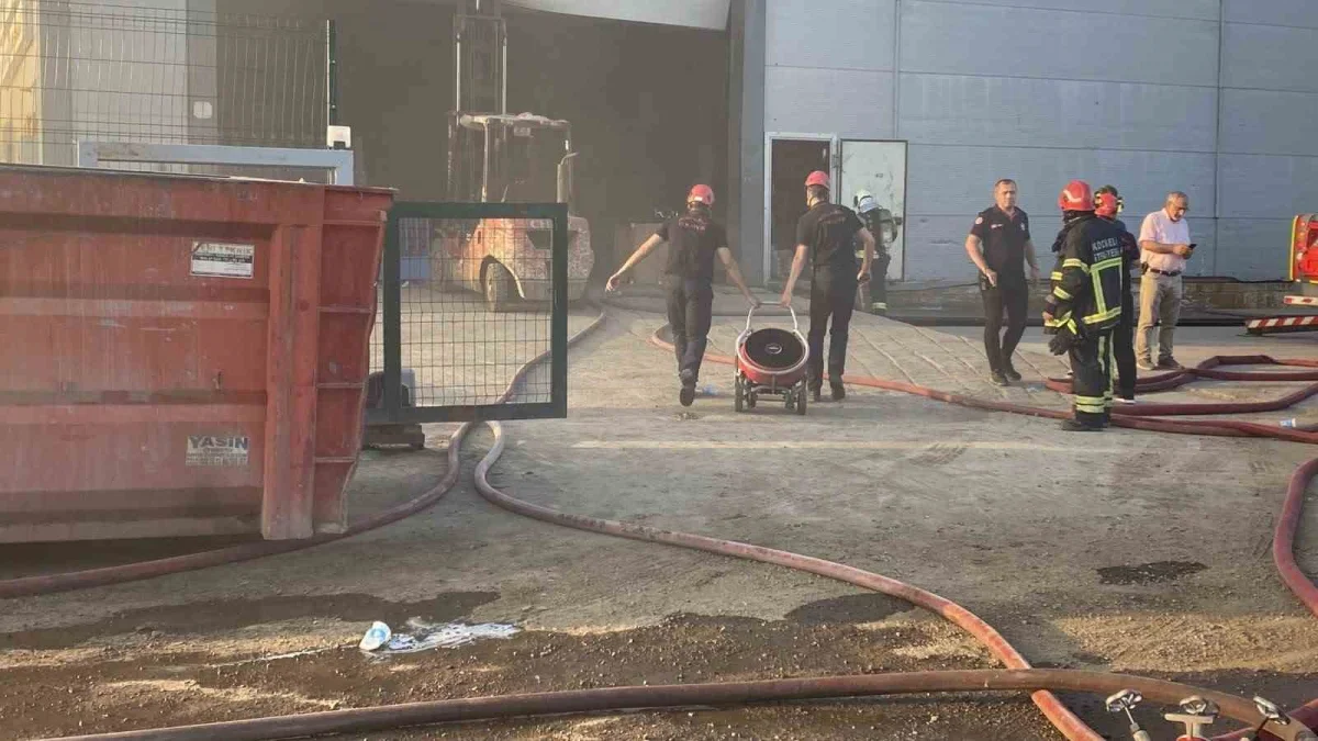 Kocaeli Kartepe'de makine parçası üreten fabrikada yangın