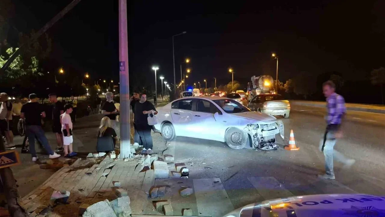 Bursa Osmangazi'de makas atan otomobil dereye uçtu: 6 yaralı
