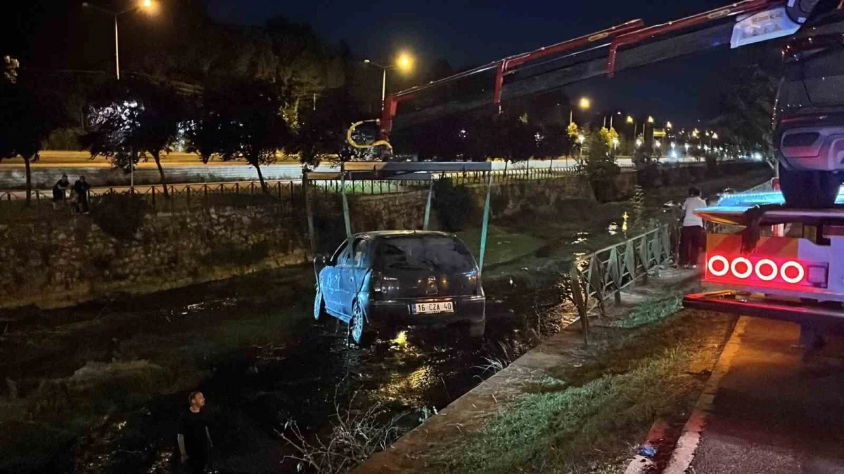 Bursa Osmangazi'de makas atan otomobil dereye uçtu: 6 yaralı