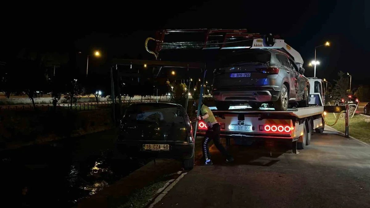Bursa Osmangazi'de makas atan otomobil dereye uçtu: 6 yaralı
