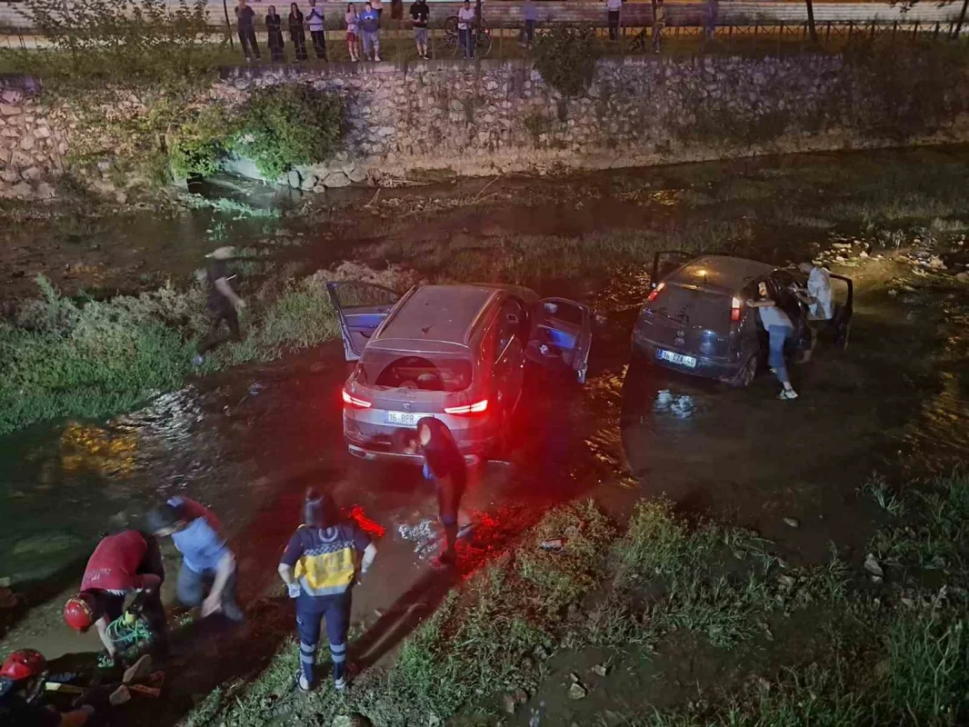 Bursa Osmangazi'de makas atan otomobil dereye uçtu: 6 yaralı