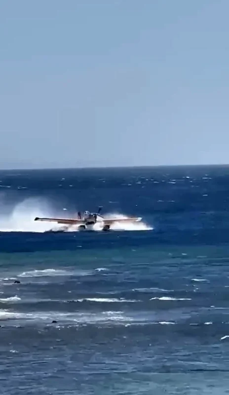 Çanakkale'de denizden su alan uçak rüzgar nedeniyle kalkamadı