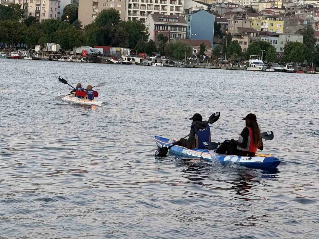 Haliç'te ışıklı kano etkinliği havadan görüntülendi