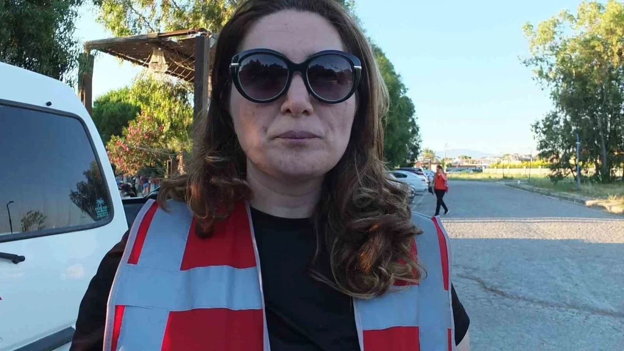Burhaniye'de sağlık çalışanları Ören Sahili'nde çevre temizliği yaptı