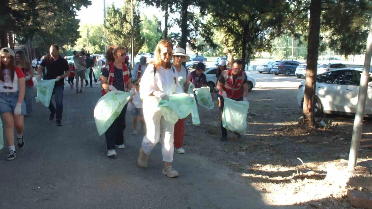 Burhaniye'de sağlık çalışanları Ören Sahili'nde çevre temizliği yaptı