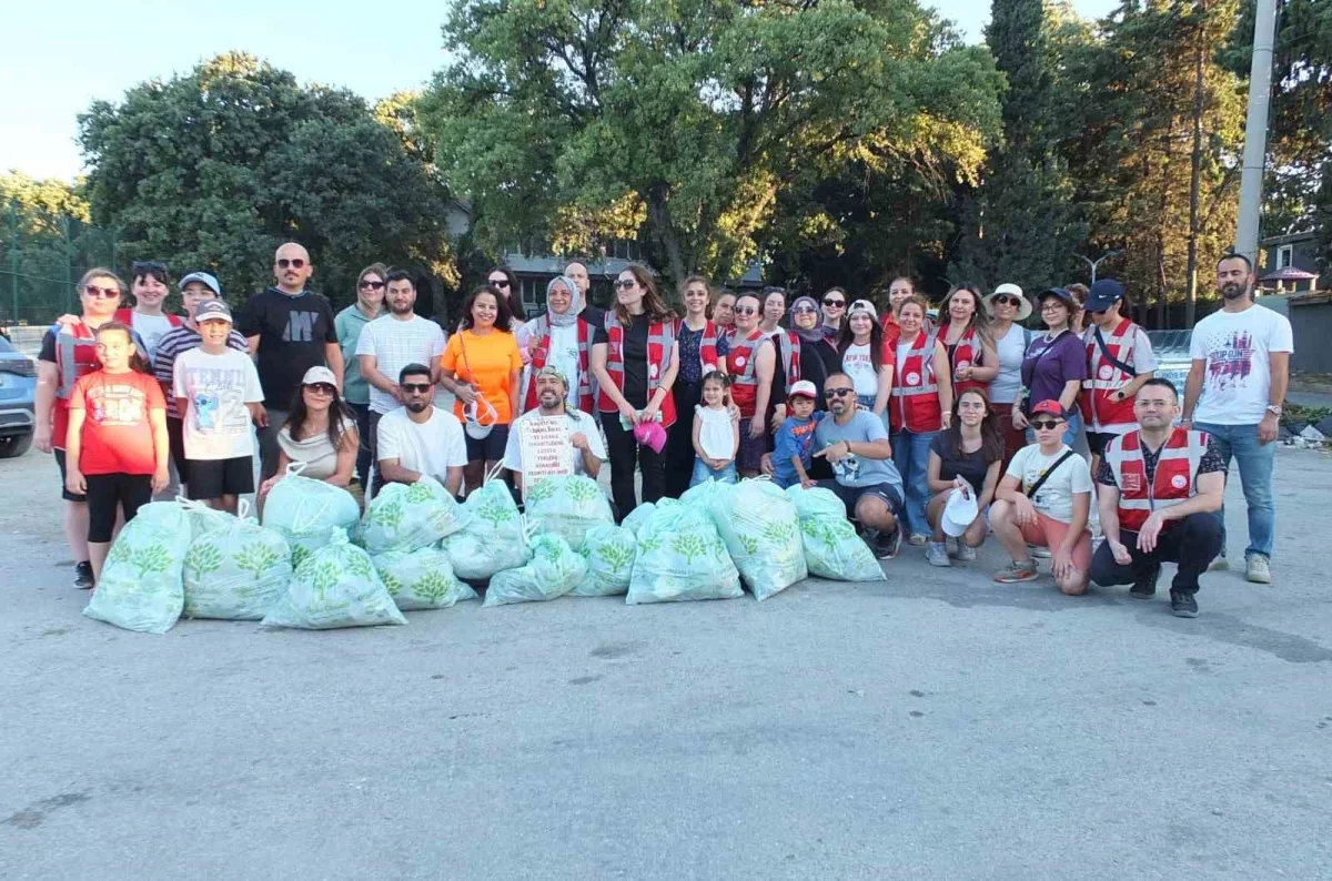 Burhaniye'de sağlık çalışanları Ören Sahili'nde çevre temizliği yaptı