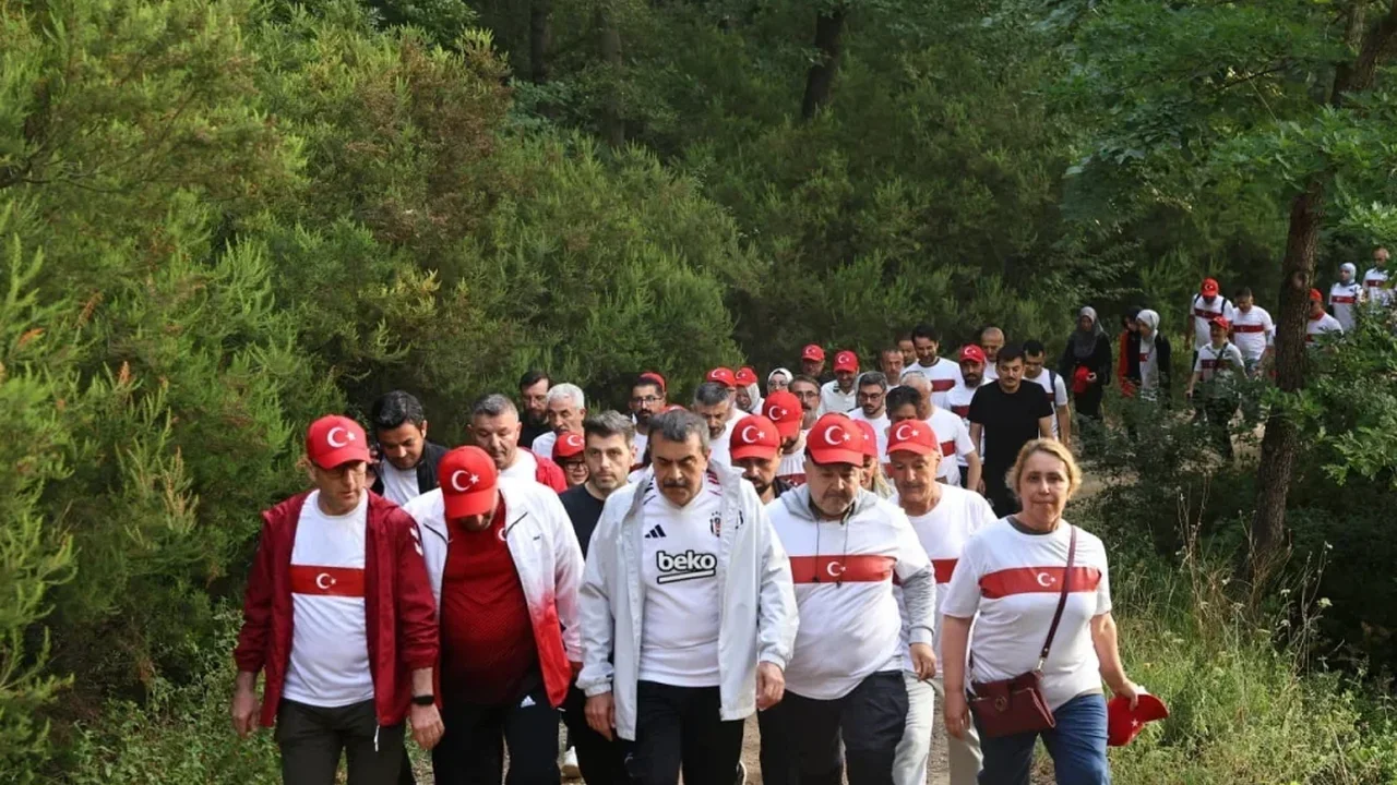 Yusuf Tekin Sakarya'da öğretmenlerle Huzur ve Kardeşlik Yürüyüşü'ne katıldı