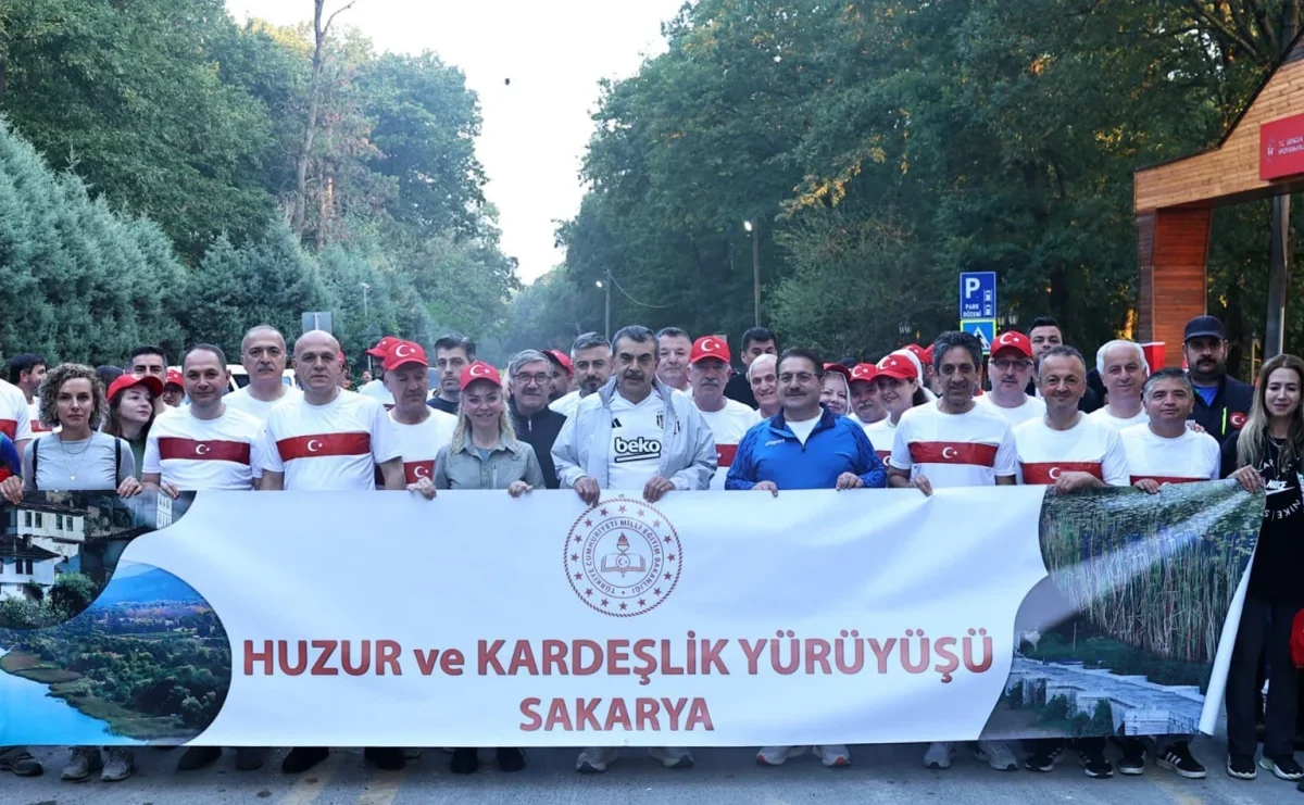 Yusuf Tekin Sakarya'da öğretmenlerle Huzur ve Kardeşlik Yürüyüşü'ne katıldı