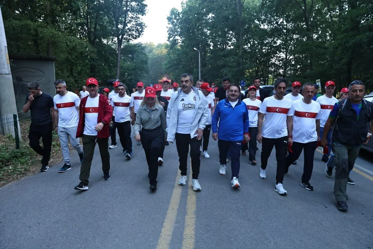 Yusuf Tekin Sakarya'da öğretmenlerle Huzur ve Kardeşlik Yürüyüşü'ne katıldı