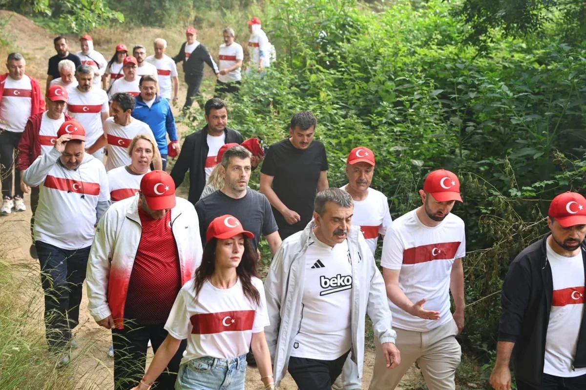 Yusuf Tekin Sakarya'da öğretmenlerle Huzur ve Kardeşlik Yürüyüşü'ne katıldı