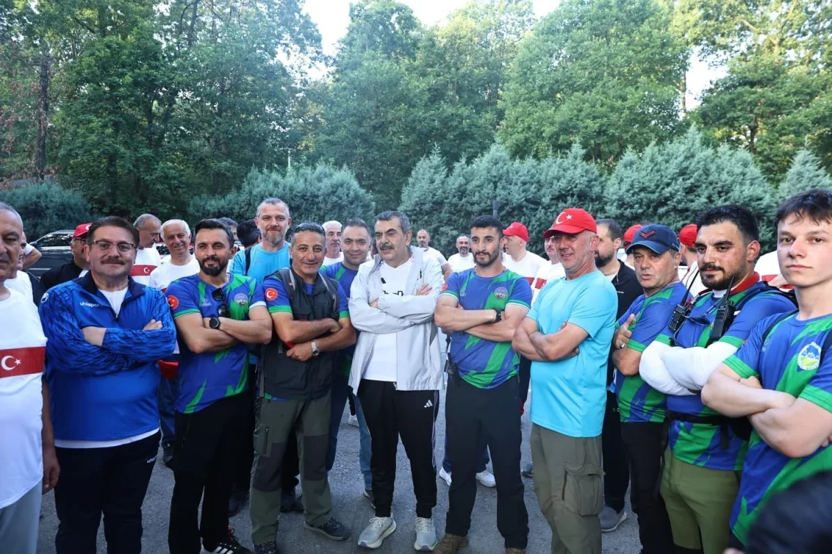 Yusuf Tekin Sakarya'da öğretmenlerle Huzur ve Kardeşlik Yürüyüşü'ne katıldı