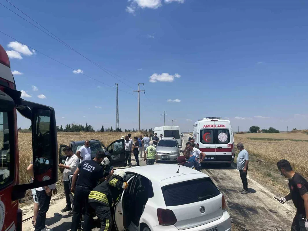 Tekirdağ Çorlu'da kafa kafaya çarpışma: 1'i ağır 2 yaralı