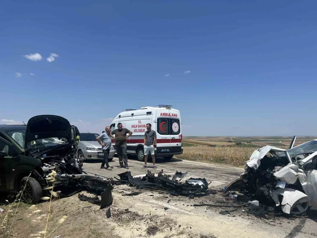 Tekirdağ Çorlu'da kafa kafaya çarpışma: 1'i ağır 2 yaralı