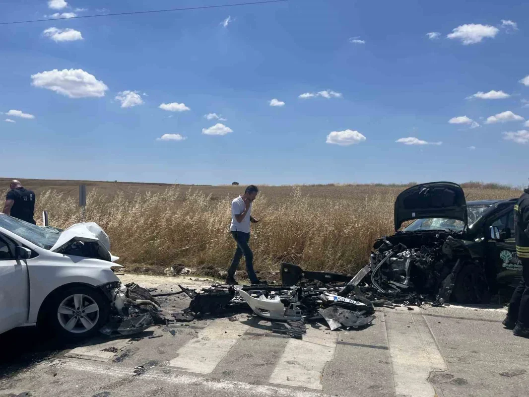 Tekirdağ Çorlu'da kafa kafaya çarpışma: 1'i ağır 2 yaralı