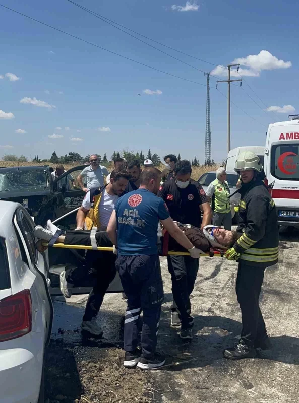 Tekirdağ Çorlu'da kafa kafaya çarpışma: 1'i ağır 2 yaralı