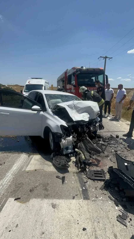 Tekirdağ Çorlu'da kafa kafaya çarpışma: 1'i ağır 2 yaralı