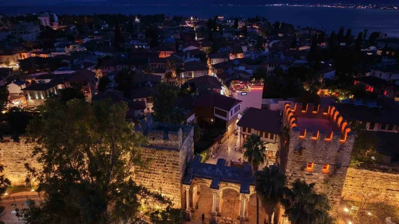 Antalya'nın tarihi Üçkapılar kapısı gece ışıklarıyla parladı