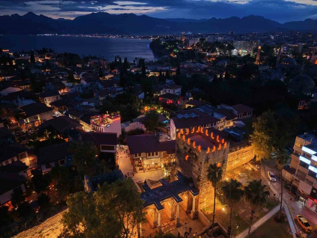 Antalya'nın tarihi Üçkapılar kapısı gece ışıklarıyla parladı