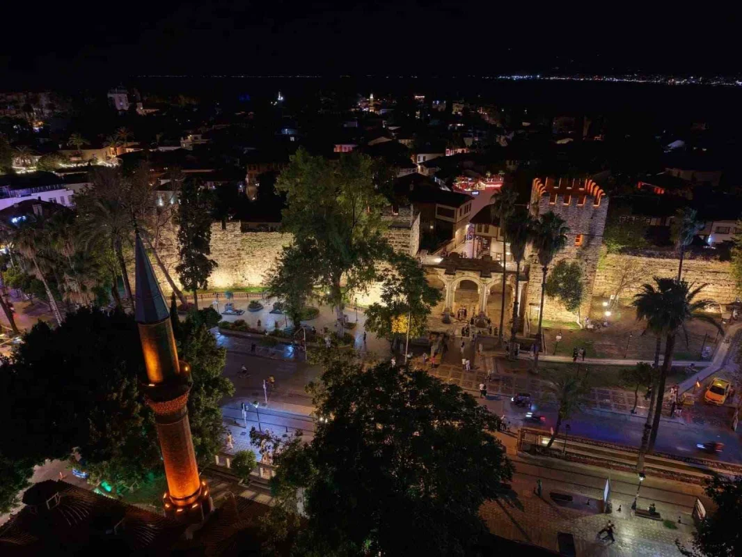 Antalya'nın tarihi Üçkapılar kapısı gece ışıklarıyla parladı