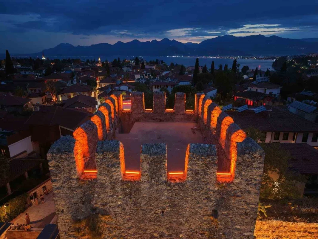 Antalya'nın tarihi Üçkapılar kapısı gece ışıklarıyla parladı