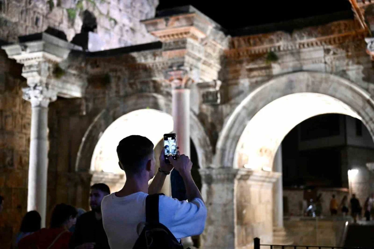 Antalya'nın tarihi Üçkapılar kapısı gece ışıklarıyla parladı