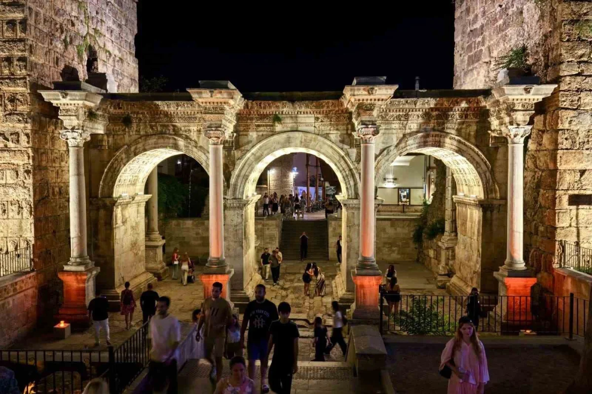 Antalya'nın tarihi Üçkapılar kapısı gece ışıklarıyla parladı
