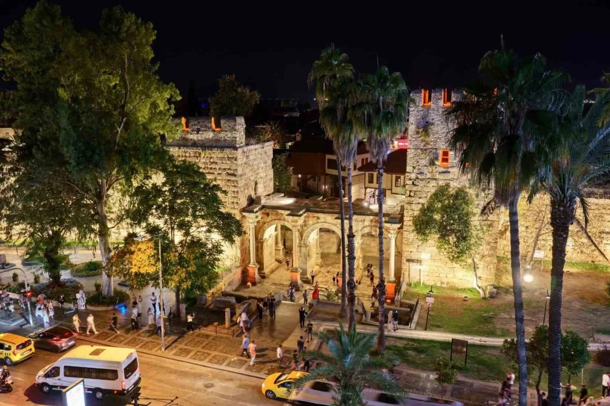 Antalya'nın tarihi Üçkapılar kapısı gece ışıklarıyla parladı
