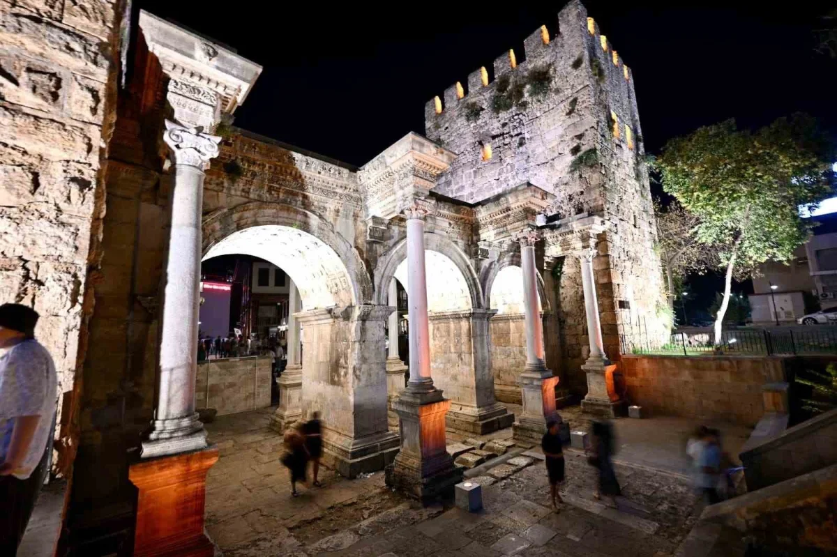 Antalya'nın tarihi Üçkapılar kapısı gece ışıklarıyla parladı