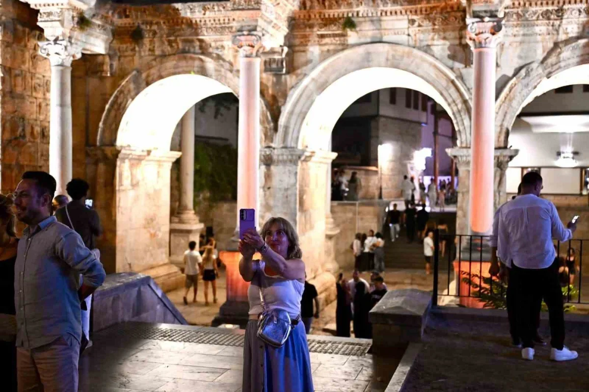 Antalya'nın tarihi Üçkapılar kapısı gece ışıklarıyla parladı