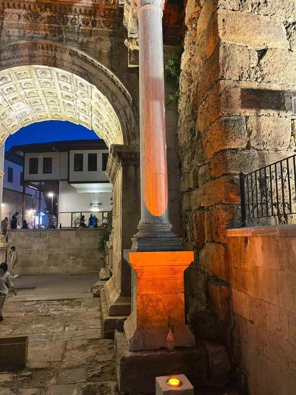 Antalya'nın tarihi Üçkapılar kapısı gece ışıklarıyla parladı