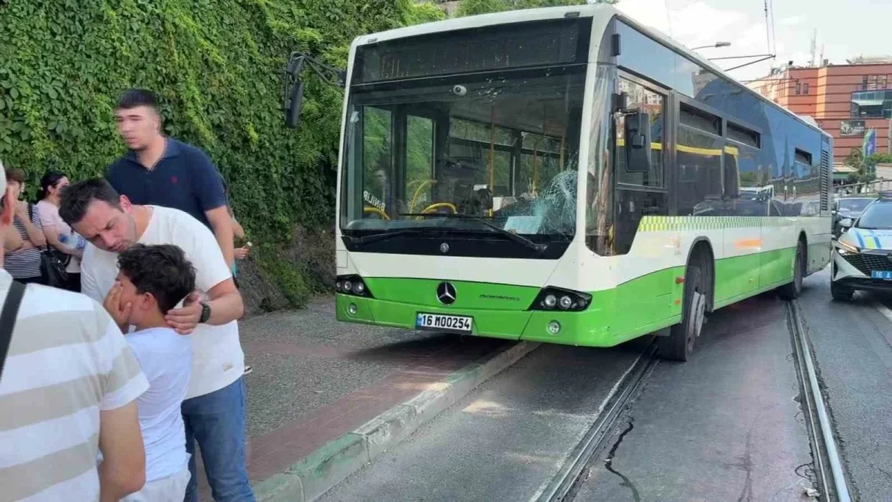 Bursa'da halk otobüsü anne ve bebeğe çarptı: 2 yaralı