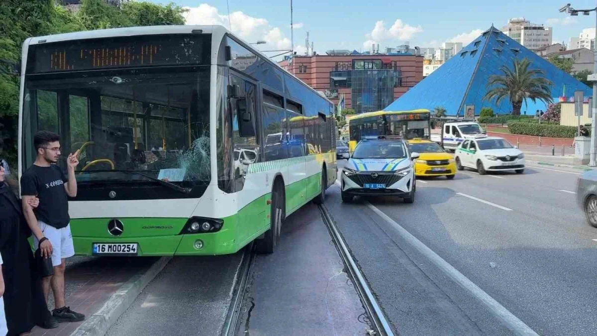 Bursa'da halk otobüsü anne ve bebeğe çarptı: 2 yaralı