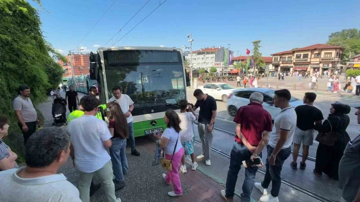 Bursa'da halk otobüsü anne ve bebeğe çarptı: 2 yaralı
